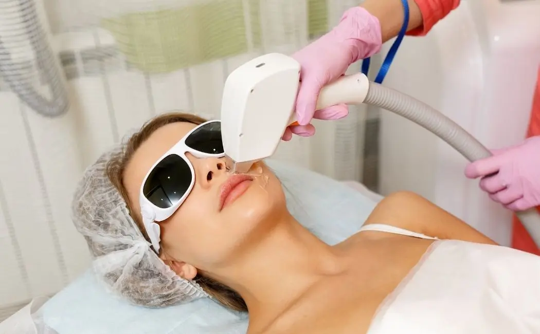 Zabiegi laserowe na twarz – czy maseczki ochronne są wymagane?