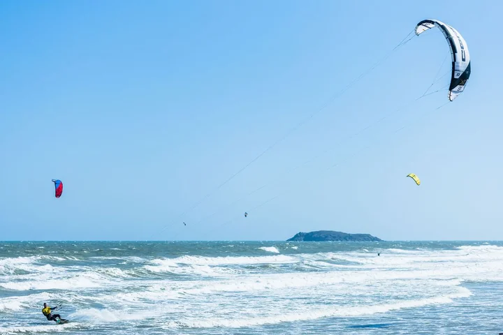 Czy kitesurfing jest trudny? Sprawdź, czego możesz spodziewać się na pierwszych zajęciach