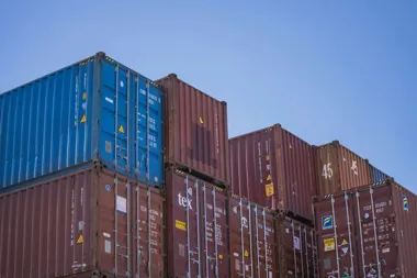 Kontenery ze stocku w Gdańsku – jak działa sprzedaż z placu i dostawa pod wskazany adres?