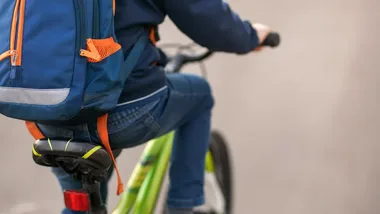 Kaski dla uczniów z Łebieńskiej Huty. Policjanci przypomnieli o bezpieczeństwie