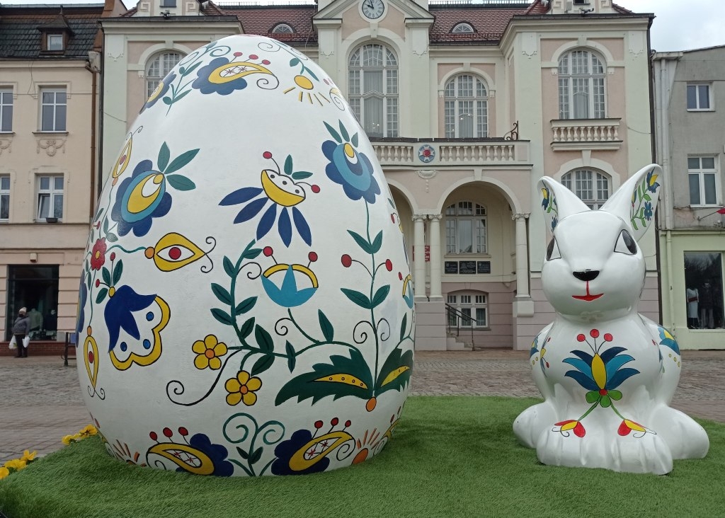 UM Wejherowo: Wejherowski rynek zdobi Megapisanka Kaszubska i Zajączek Wielkanocny