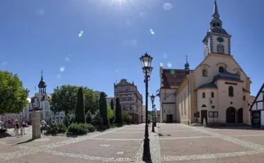 Wzniesiona cisza i pamięć – piątkowe Drogi Krzyżowe na wzgórzach Kalwarii