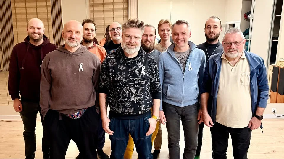 Grafika promocyjna wydarzenia Męski Krąg Wejherowo – spokojna przestrzeń rozmowy i wsparcia dla mężczyzn