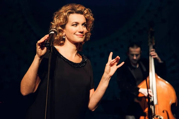Obrazek przedstawia grafikę promocyjną wydarzenia Recital Joanny Trzepiecińskiej: program „Jak wybrnąć z gafy”