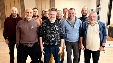 Grafika promocyjna wydarzenia Męski Krąg Wejherowo – spokojna przestrzeń rozmowy i wsparcia dla mężczyzn