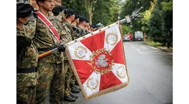 Salwa honorowa i kwiaty przed obeliskiem w Wejherowie