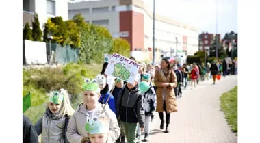 Uczniowie z Piątki ruszyli na pomoc żabom. Przy okazji oczyścili las