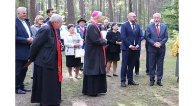 Hołd dla tysięcy ofiar w Piaśnicy. Była modlitwa i salwa honorowa