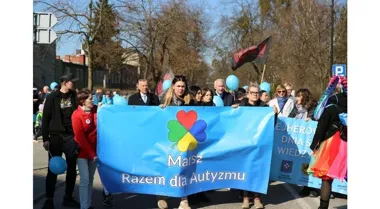 Niebieski marsz przeszedł przez Wejherowo i przypomniał o tym, czego nie widać