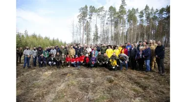 W lasach pod Sławutowem posadzili 8 tysięcy dębów razem z leśnikami