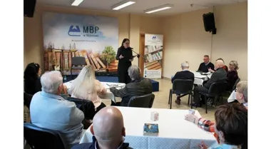 Wiersze, muzyka i scena spotkały się w bibliotece na wieczorze poezji