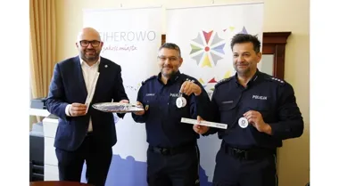 Pięć tysięcy odblasków trafiło do wejherowskich policjantów