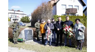 Kwiaty przy rondzie przypomniały, dlaczego ksiądz Jastak wciąż znaczy tak wiele