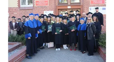 Absolwenci socjologii odebrali dyplomy. W KPSW padły słowa o nowym starcie