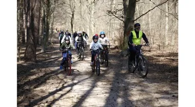 Blisko 200 rowerzystów ruszyło na leśną trasę i zostało na ognisku