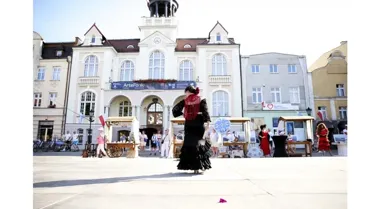 Hiszpański rytm na placu. Mieszkańcy bawili się na Retro Wejherowo