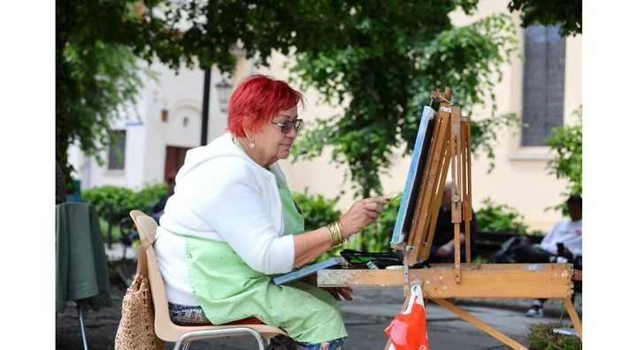 Na wejherowskim rynku trwa plener. Artyści malują przy przechodniach