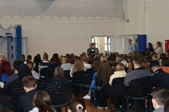 Hejt, stalking i grooming. Policjantka spotkała się z uczniami w Wejherowie