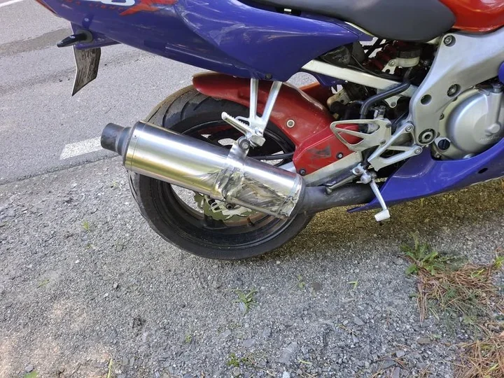 Zderzenie trzech pojazdów na trasie Wejherowo-Krokowa. Motocyklista w szpitalu