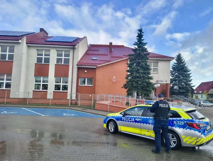 Dodatkowe patrole przy szkołach w Wejherowie. Policja przypomina o numerze 112