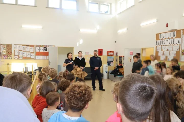 Odblaski i rozmowy o hejcie. Policjanci spotkali się z uczniami w Choczewie