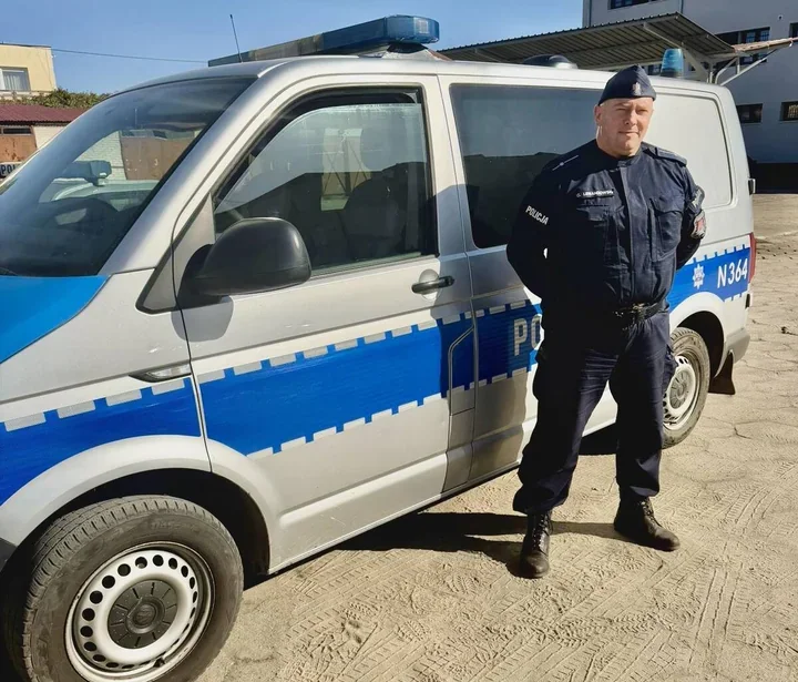 Policjanci z Rumi zdjęli mężczyznę z krawędzi wiaduktu - rozmowa zapewniła mu pomoc