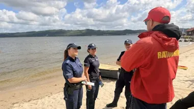 Policjantki z Wejherowa na plażach. Dzieci dostały opaski „niezgubki”