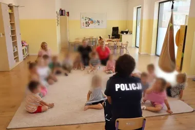 Policjantka z Wejherowa uczyła dzieci zasad nad wodą i na drodze