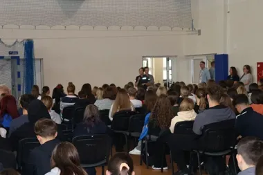 Hejt, stalking i grooming. Policjantka spotkała się z uczniami w Wejherowie