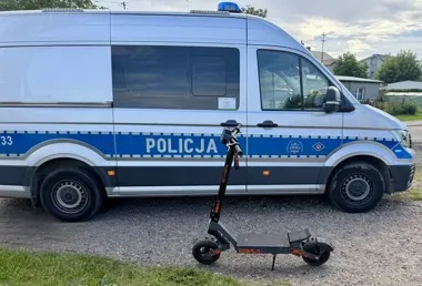 Dwaj chłopcy bez kasków na hulajnogach. Policjanci wezwali matkę