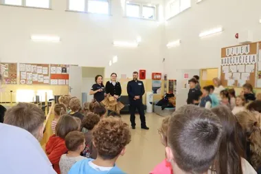 Odblaski i rozmowy o hejcie. Policjanci spotkali się z uczniami w Choczewie