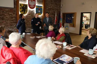 Seniorzy w Choczewie usłyszeli, jak rozpoznać oszustwo i zadbać o widoczność