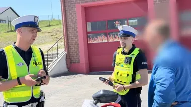 Kartka zamiast tablicy i rowerzysta na przejeździe - policja ujawniła trzy sprawy