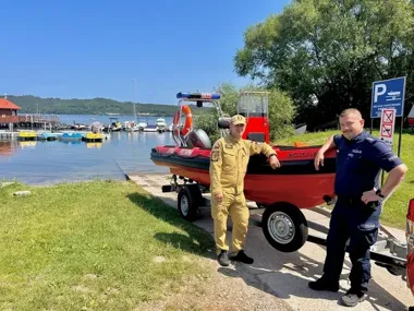 Policjant i strażacy ruszyli na Jezioro Żarnowieckie. Wspólny patrol