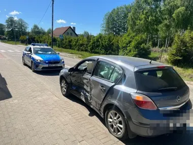 Wyprzedzanie skończyło się uderzeniem w Opla - dwie osoby w szpitalu