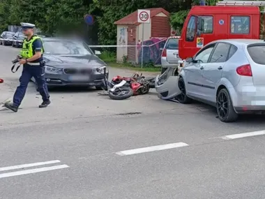 Jedna chwila i trzy pojazdy w Bolszewie. Motocyklista trafił do szpitala