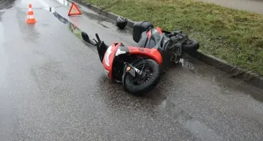 Skoda uderzyła w skuter w Rumi - motorowerzysta trafił do szpitala, prawo jazdy zabrane