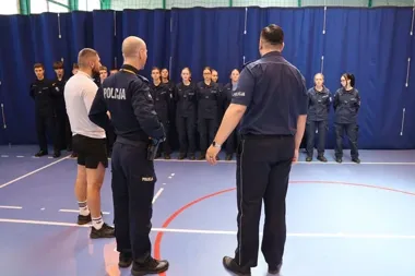 Policyjny tor przeszkód w Redzie - uczniowie sprawdzili rekrutację do służby
