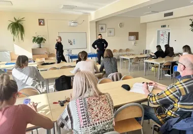 W Gowinie policjanci pokazali rodzicom walizkę z atrapami narkotyków