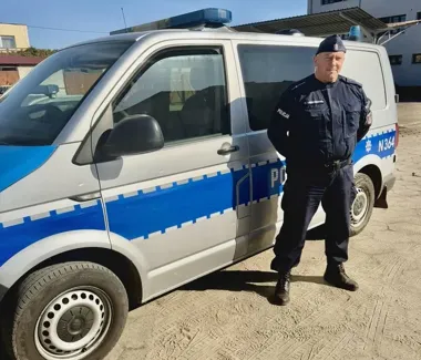 Policjanci z Rumi zdjęli mężczyznę z krawędzi wiaduktu - rozmowa zapewniła mu pomoc