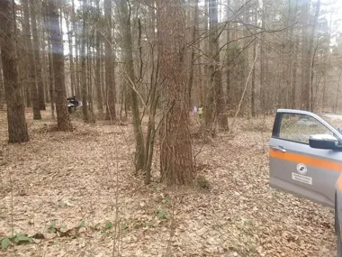 Dzielnicowi i straż leśna weszli do lasu - tropią wysypiska i kłusowników