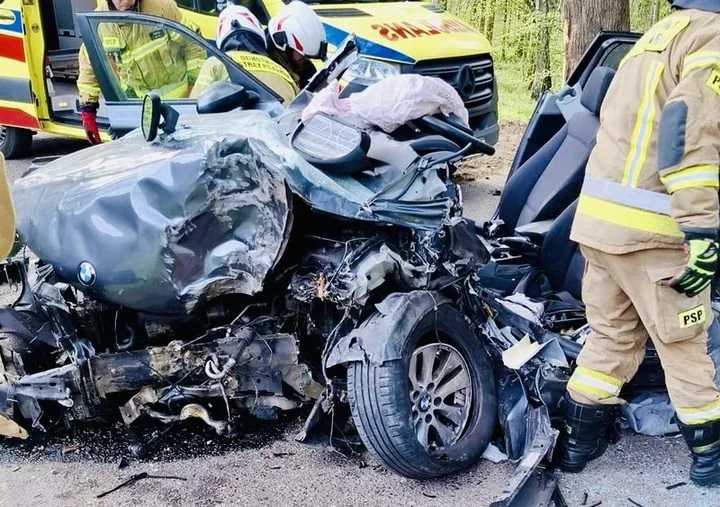 BMW wypadło z trasy między Rybienkiem a Rybnem. Do szpitala trafiło pięć osób