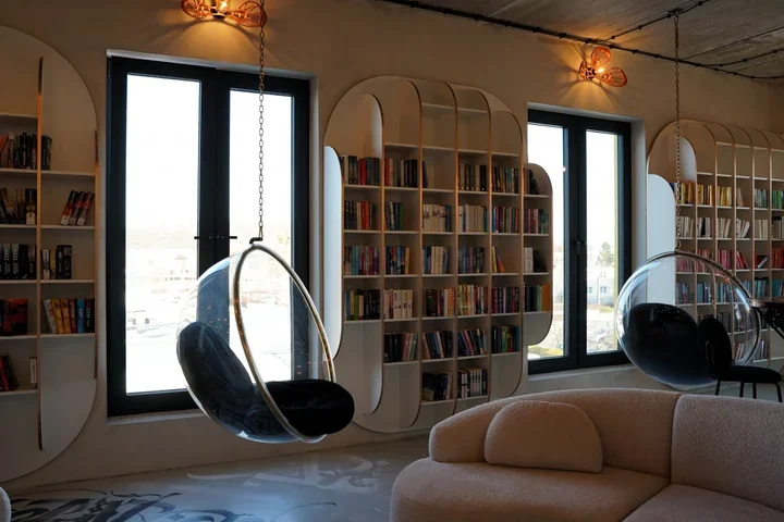 Odjechana Biblioteka Samochodówki – szkoła zyskała przestrzeń, która inspiruje