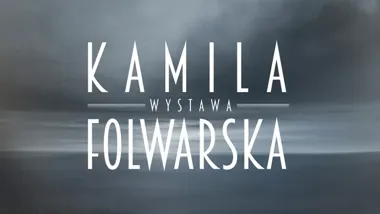 W foyer Filharmonii Kaszubskiej sztuka Kamili Folwarskiej łączy farbę, węgiel i kolaż