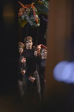 Dzieci wchodzą na scenę w Kamienicy Sztuki - improwizacja jak gra zespołowa